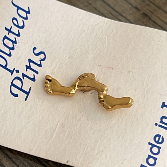 Vintage Gold-plated Foot Prints in the Sand Pin - Tie Tac - Lapel Pin - Picture 10 of 10